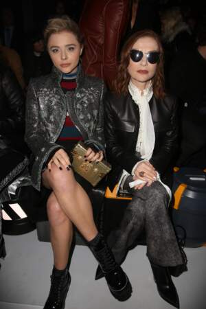 Chloë Grace Moretz et Isabelle Huppert au défilé Louis Vuitton lors de la fashion week de Paris, le 6 mars