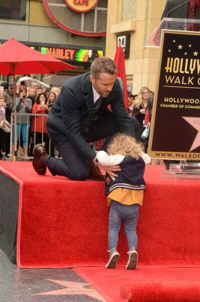 Ryan Reynolds découvre son étoile sur Hollywood Boulevard : James a quand même besoin d'un petit coup de pouce