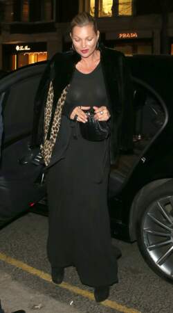 Kate Moss ose la robe transparente sans soutien-gorge et ça se voit !