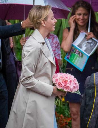 En repartant, la princesse repart avec son petit bouquet de Princesse Charlène
