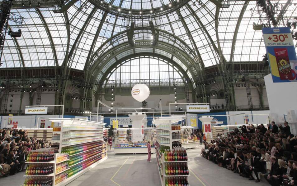 Sous la nef du Grand Palais, le créateur a fait reconstituer un magasin avec des produits uniquement siglés Chanel