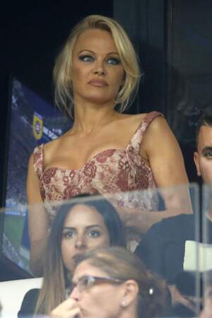 Pamela Anderson assiste pour la première fois à un match d'Adil Rami au Vélodrome avec l'OM