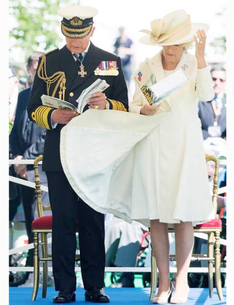 Camilla gère mieux les bourrasques que sa belle-fille, Kate Middleton...