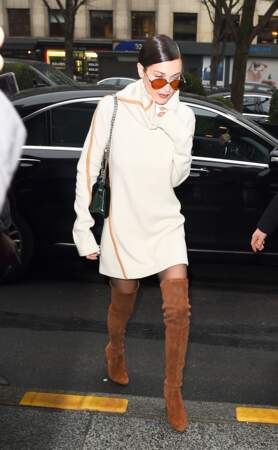 Défilé Chanel Haute Couture : Bella Hadid s'est échappée en robe blanche et cuissardes