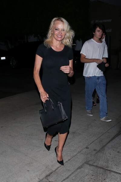 Pamela Anderson va dîner au restaurant avec ses garçons 