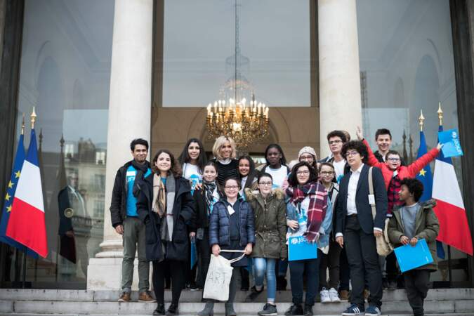 Une jolie photo de groupe et un très beau souvenir pour tous ces enfants aux côtés de Brigitte Macron