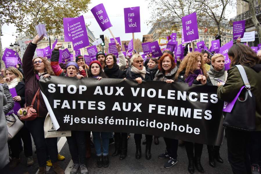 Muriel Robin, Eva Darlan et Anna Mouglalis manifestent contre les violences faites aux femmes