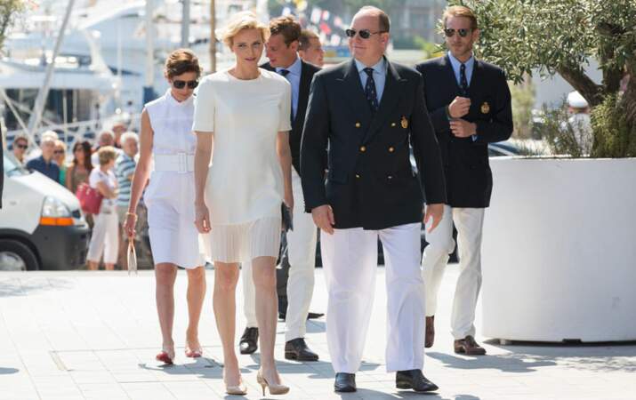 Elle marche aux côtés d'Albert II et derrière on voit Andrea et Pierre Casiraghi, les fils de Caroline de Monaco