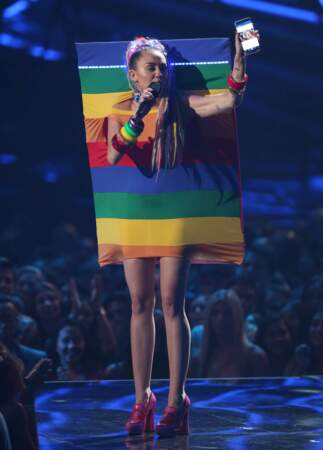 La robe drapeau multicolore