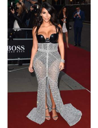 Kim Kardashian n'a pas eu froid aux yeux pour ce tapis rouge londonien