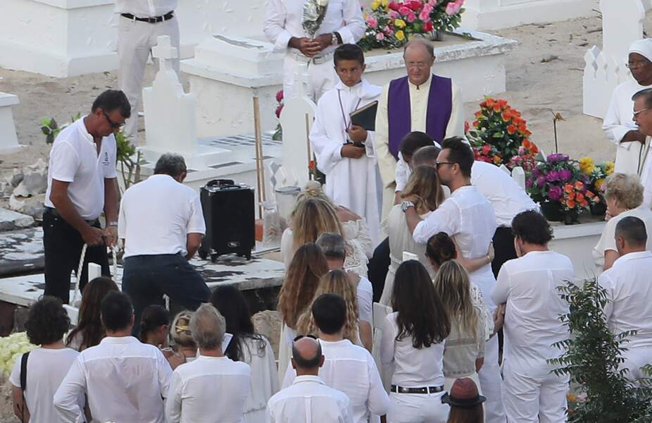 David Hallyday prend sa sœur dans les bras aux obsèques de Johnny Hallyday, à Saint-Barth