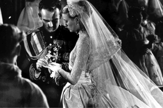 Le prince Rainier et la princesse Grace de Monaco lors de leur mariage religieux, le 19 avril 1956