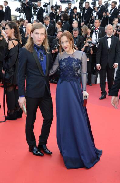 Le couturier Christophe Guillarmé et la comédienne Myriam Charleins avec une robe signée du couturier