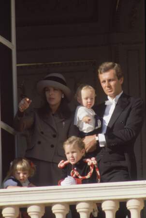 19 novembre 1988 : Caroline et Stefano Casiraghi présentent leurs trois enfants, Andrea, Charlotte, 2 ans et Pierre