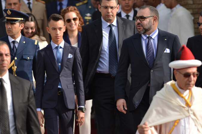 Ils sont accueillis à leur descente d'avion par la famille royale du Maroc
