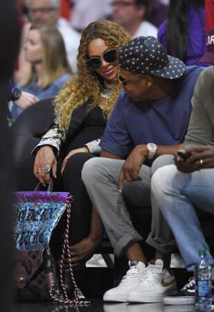 Jay Z a tout compris : et hop, massage des chevilles pour Beyoncé !