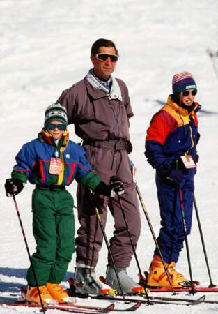 Février 1994 : William et Harry s'essaient à la glisse avec le prince Charles