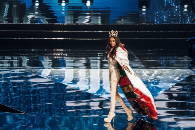 Miss Univers 2016 : Défilé en costume national pour Miss Roumanie persuadée qu'elle a une traîne de 25 mètres...