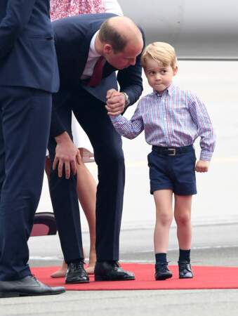 Le prince George fait la tête lors d’une visite officielle - "Est-ce que je peux réussir à TOUS les semer ?"