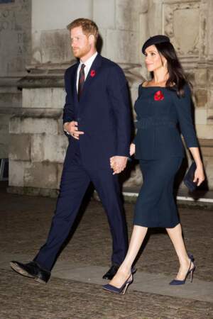 La duchesse de Sussex enceinte de 4 mois affiche son baby bump main dans la main avec son époux le prince Harry