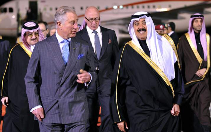 Le prince Charles à son arrivée à l'aéroport de Riyad lundi soir, avec un ministre saoudien