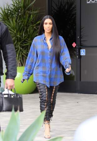 Kim Kardashian ? Une femme mi-cuir, mi-pyjama