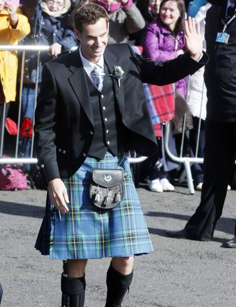 Andy Murray, le futur marié, arrive à l'église... en kilt