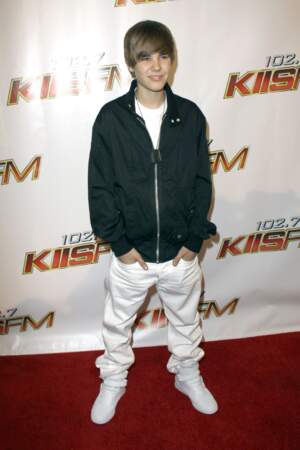 En 2010, Justin Bieber arbore toujours un look poli.