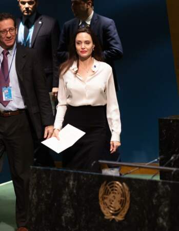 Angelina Jolie se rend sur la scène de l'Assemblée Générale des Nations unies le vendredi 29 mars 2019
