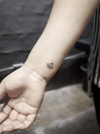 Tatouage poignet : petit diamant par @tattooist_yuri