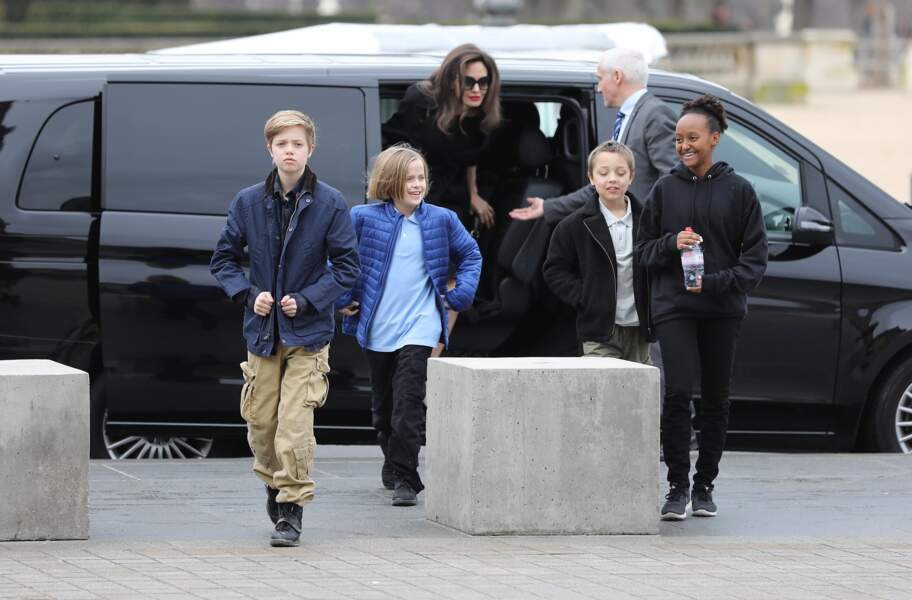 De gauche à droite : Shiloh, Vivienne, Angelina Jolie, Knox Leon et Zahara