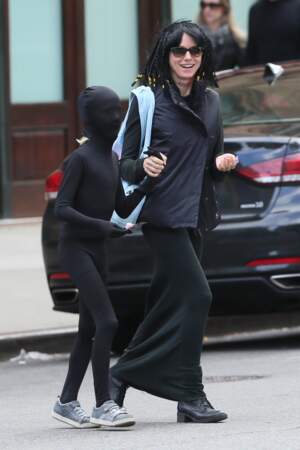 En compagnie de son fils invisible (Alexander Schreiber), Naomi Watts a sorti ses dreads !