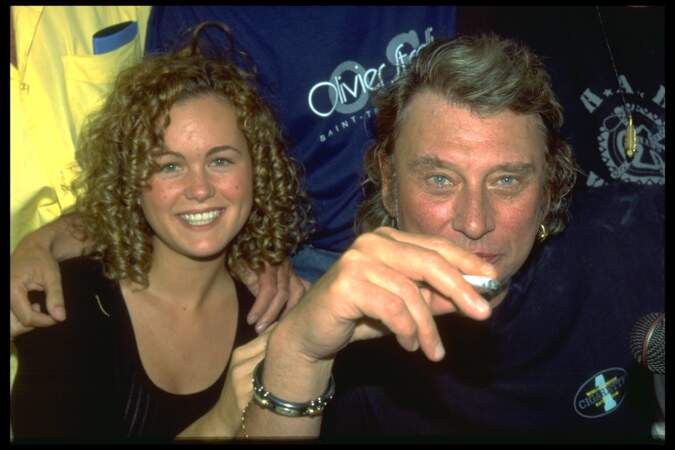 Johnny Hallyday et sa fiancée, à l'époque, Laetitia, photographiés à Satin-Tropez au milieu des années 90