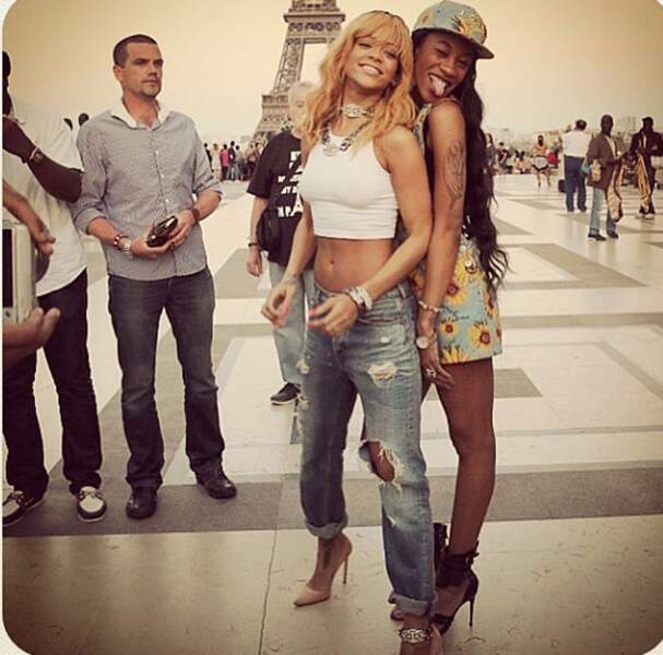 Rihanna pose avec des amis devant la Tour Eiffel 