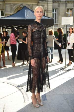 Fashion week haute couture : l'actrice et top Aymeline Valade toute en transparence pour Valentino