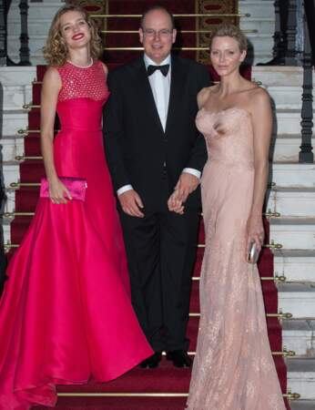 Le prince Albert II entouré de Natalia Vodianova et Charlène de Monaco