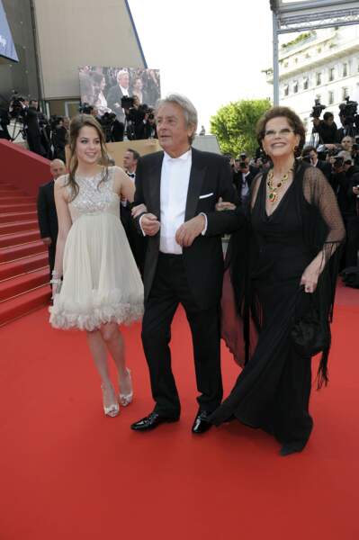Accompagné de sa fille Anouchka Delon et de l'actrice Claudia Cardinale en 2010