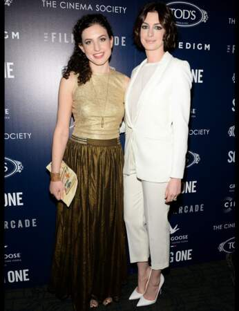 Anne Hathaway pose avec la réalisatrice Kate Barker-Froyland