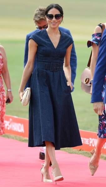 Le prince Harry et Meghan Markle s'embrassent : elle porte une robe bleu nuit signée Carolina Herrera