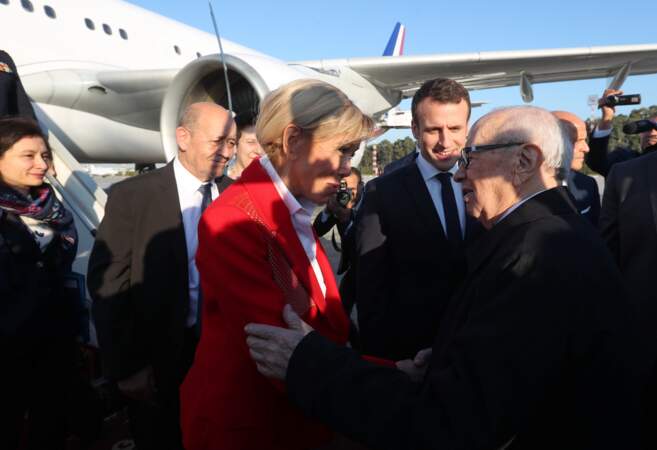 Brigitte Macron, dans une veste Azzedine Alaïa en Tunisie, le 31 janvier