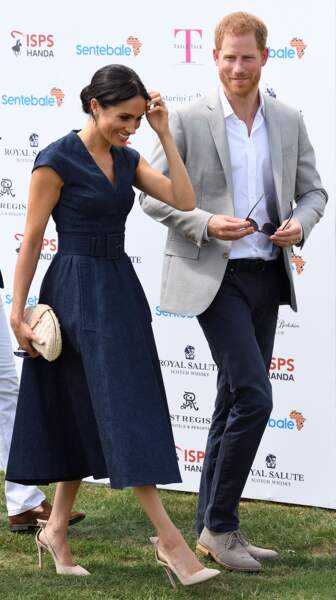 Le prince Harry et Meghan Markle s'embrassent : le duc et la duchesse de Sussex à un match de polo caritatif