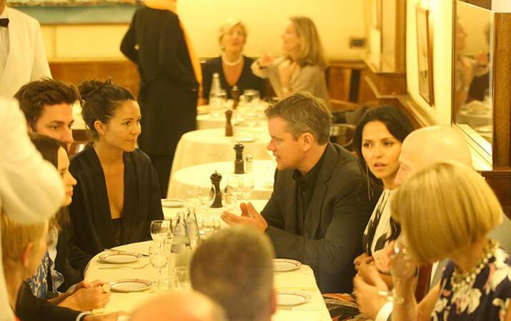 Dis donc, ça ne serait pas Anna Wintour à la table de Matt Damon ?