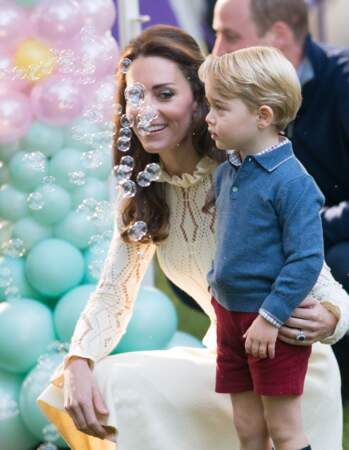 Kate Middleton radieuse et George perplexe devant ces bulles qui viennent s'éclater sur son visage