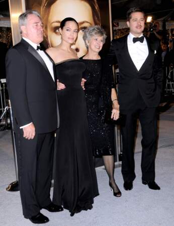 Brad Pitt, ses parents et Angelina Jolie à la première de L'étrange histoire de Benjamin Button le 8 décembre 2008