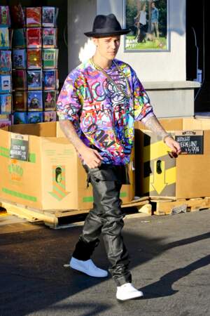 Justin Bieber est un artiste complet. Il se met aux arts plastiques et décide de porter ses oeuvres.