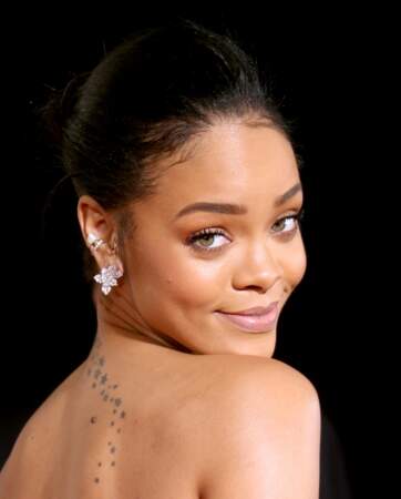 La cascade d'étoiles tatouée dans le dos de Rihanna