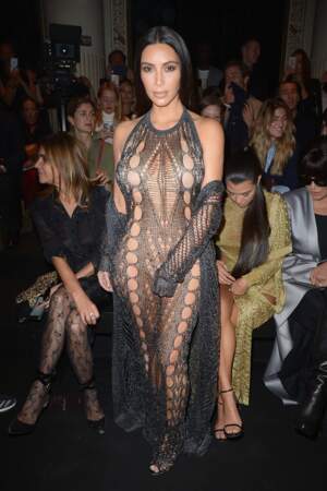 Défilé Balmain printemps-été 2017 : Kim Kardashian dans sa robe filet de pêche