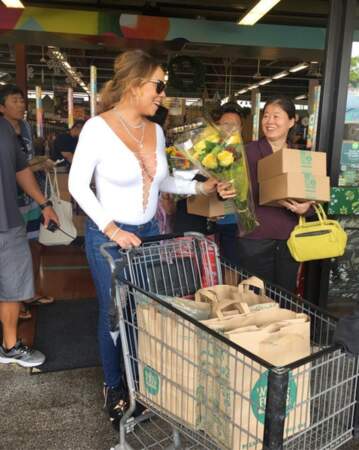Mariah Carey : tous seins dehors, elle va au marché et c’est n’importe quoi 