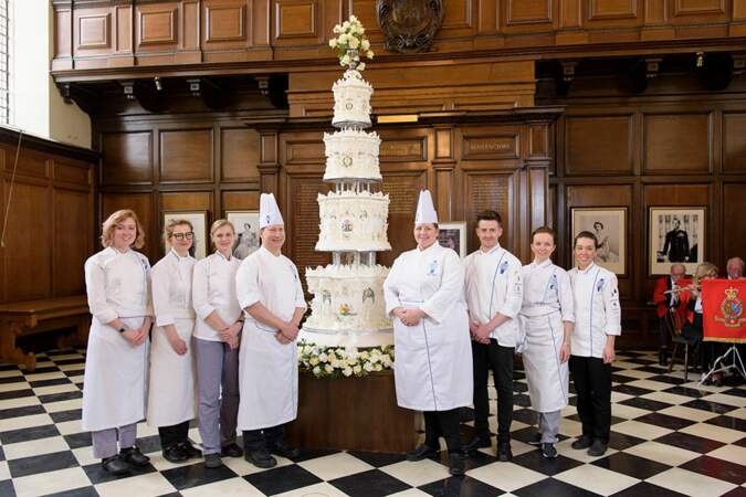 L'équipe de cet institut culinaire londonien a offert une partie du gâteau à Elizabeth II et au prince Philip