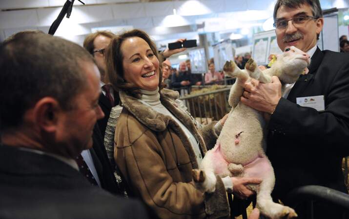 Ségolène Royal et un agneau au Salon de l’agriculture